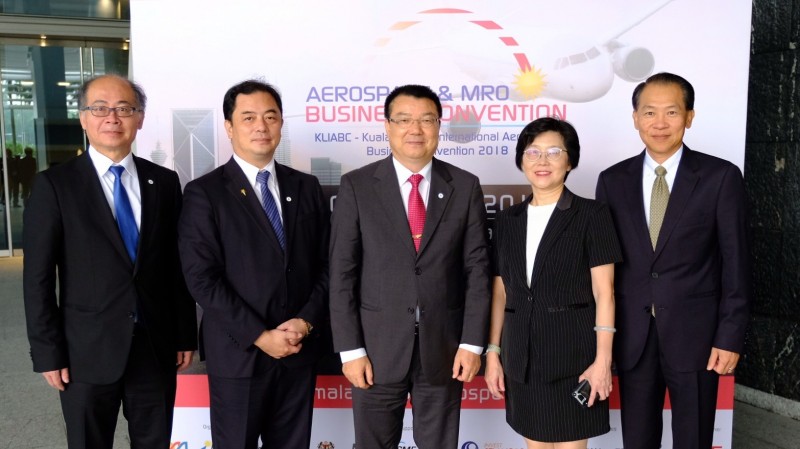 漢翔董座廖榮鑫（圖中）率隊參加2018年吉隆坡國際航空商會，補充說與馬國的合作交流。（漢翔提供）（王憶紅攝）