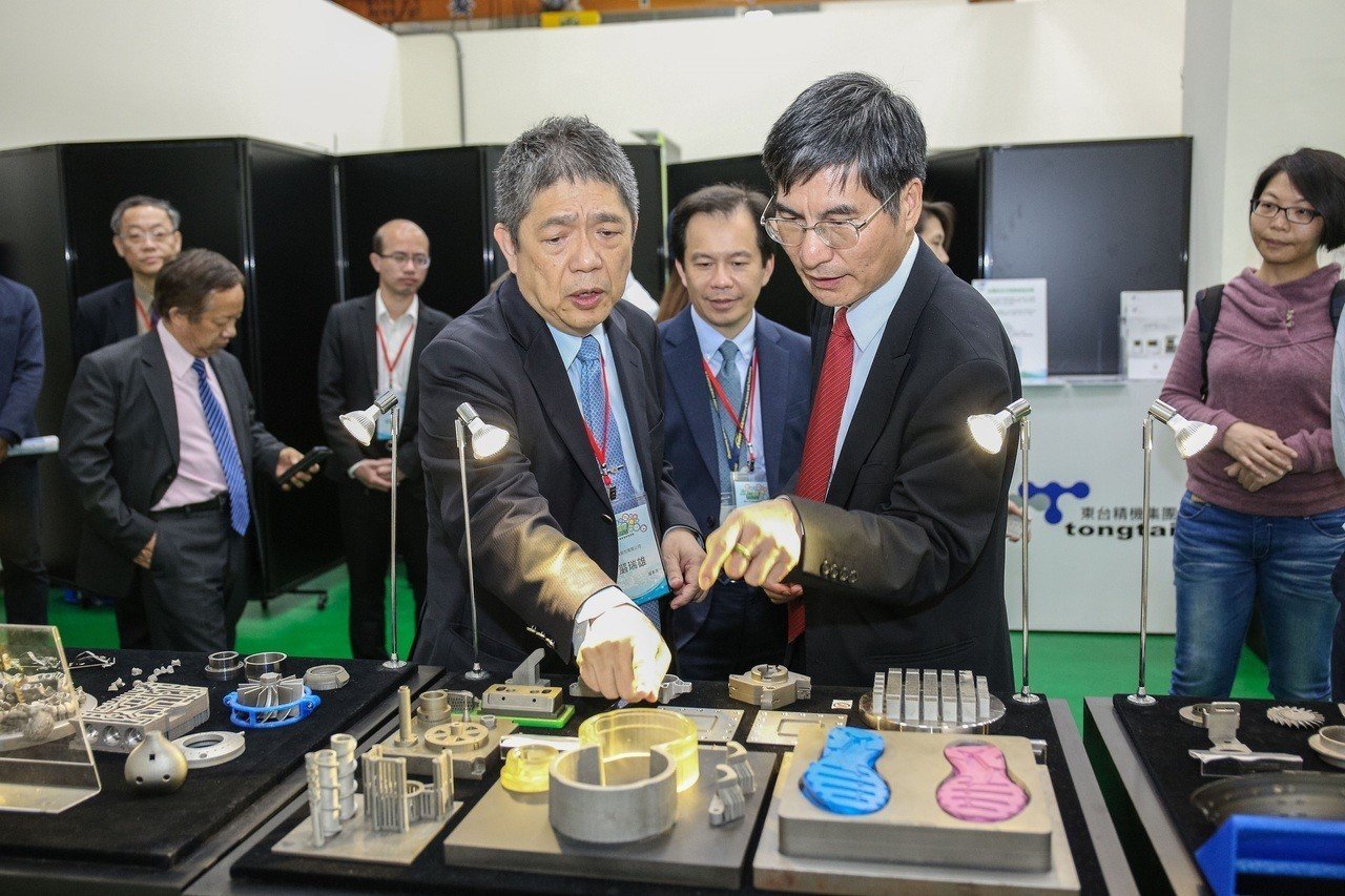 東台集團董事長嚴瑞雄（左）親自為科技部長陳良基（右）講解積層製造設備與相關加工產品。 記者宋健生╱攝影