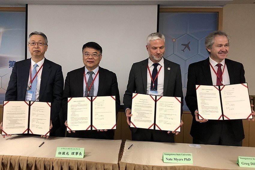 On April 10, the Taiwan Aerospace Industry Association signed a letter of intent with YSU. (photo courtesy of NCSIST)