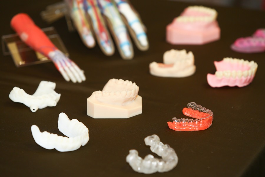 個人化3D列印牙套，可以利用排牙軟體，設計病患每個週期牙齒移動狀況，提供每個週期齒列模型及隱形牙套。圖片來源：蔡仁譯攝影